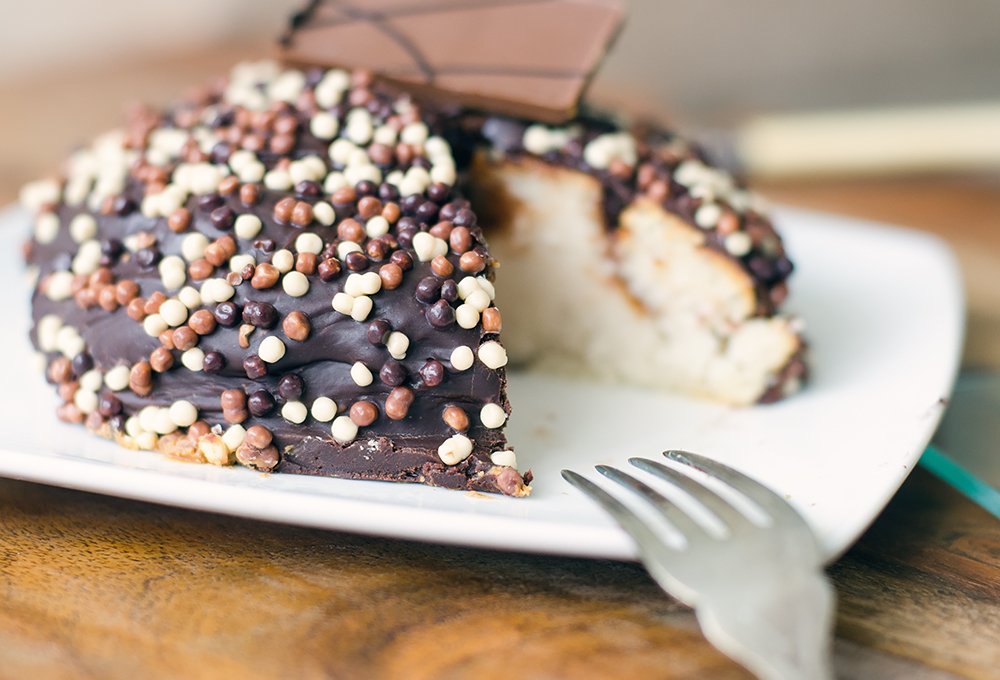 עוגת שקדים טבעונות אפויה עם לוטוס ושוקולד טבעונית