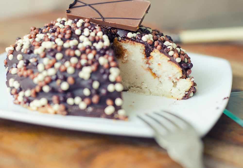 עוגת שקדים טבעונות אפויה עם לוטוס ושוקולד טבעונית